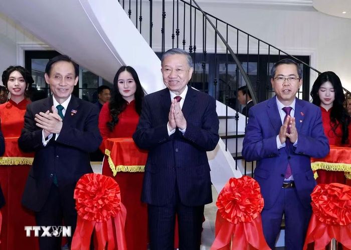 Tổng Bí thư, Chủ tịch nước Tô Lâm và các đại biểu thực hiện nghi thức cắt băng khánh thành Nhà Việt Nam tại Australia. (Ảnh: Thống Nhất/TTXVN)