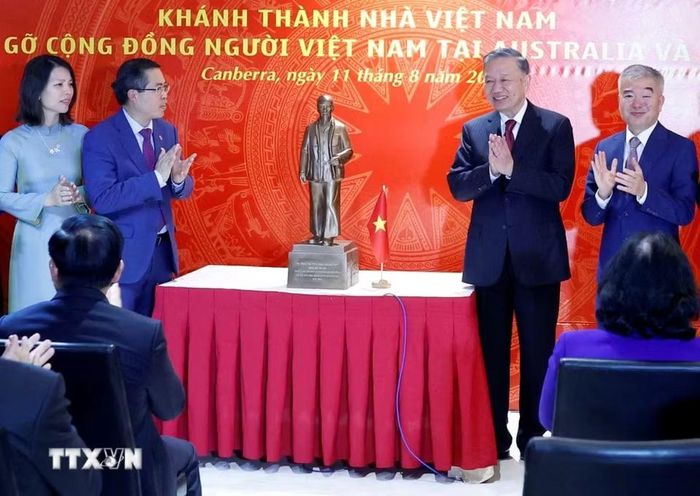 Tổng Bí thư, Chủ tịch nước Tô Lâm tặng bức tượng Chủ tịch Hồ Chí Minh cho Đại sứ quán Việt Nam tại Australia. (Ảnh: Thống Nhất/TTXVN)