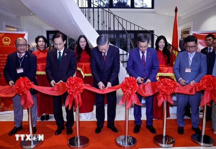 Tổng Bí thư, Chủ tịch nước Tô Lâm và các đại biểu thực hiện nghi thức cắt băng khánh thành Nhà Việt Nam tại Australia. (Ảnh: Thống Nhất/TTXVN)