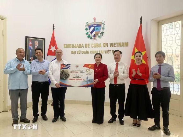 Trao tượng trưng khoản hỗ trợ nhân dân Cuba nhân dịp kỷ niệm 100 năm Ngày sinh Lãnh tụ Fidel Castro Ruz (13/8/1926-13/8/2026). (Ảnh: Hạnh Quyên/TTXVN)