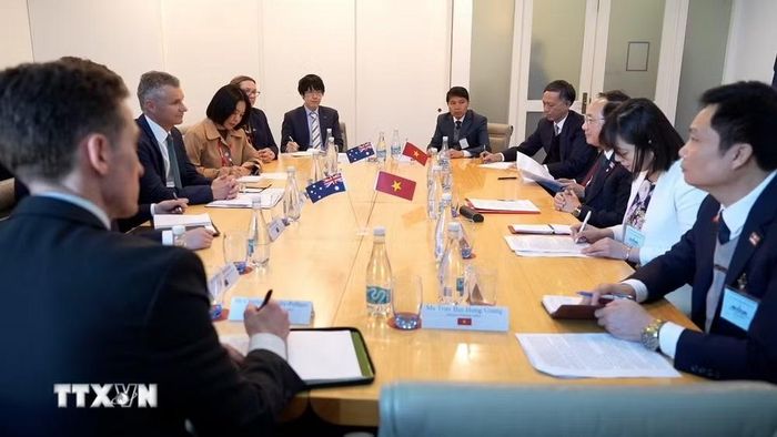 Cuộc làm việc giữa Trưởng Ban Tuyên giáo Trung ương Trịnh Văn Quyết và Đồng Bộ trưởng Ngoại giao và Thương mại Australia Matt Thistlethwaite. (Ảnh: Diệu Linh/TTXVN)