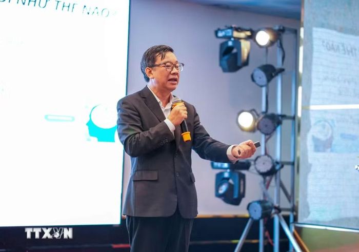 Tiến sỹ Nguyễn Thanh Tùng, Viện trưởng Viện Quản trị Tri thức KMi, Hiệu trưởng Trường Cao đẳng Quốc tế VABIS chia sẻ tại chương trình. (Ảnh: Thanh Liêm/TTXVN)
