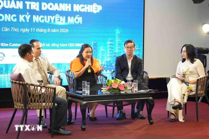 Bà Lâm Thúy Ái, Chủ tịch Hội đồng thành viên Công ty TNHH Sản xuất-Thương mại Mebipha, Tổng Giám đốc Mebi Farm chia sẻ câu chuyện phát triển của doanh nghiệp. (Ảnh: Thanh Liêm/TTXVN)