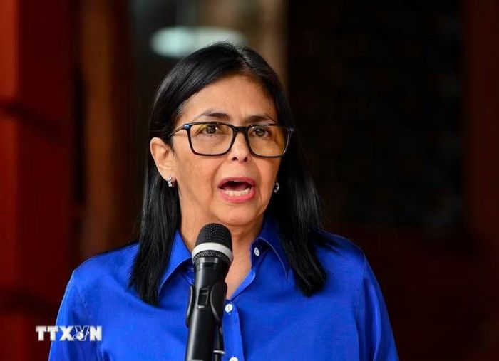 Tổng thống lâm thời Venezuela Delcy Rodriguez phát biểu tại cuộc họp báo ở Caracas, Venezuela. (Ảnh: THX/TTXVN)
