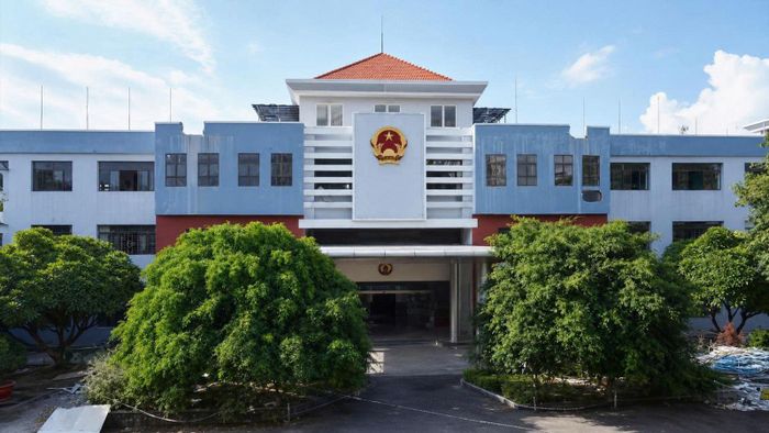 Trụ sở UBND Quận 12 cũ (phường Thới An, TP Hồ Chí Minh) đang được khẩn trương cải tạo thành Trường TH-THCS-THPT Lê Thị Riêng, sẵn sàng đón khoảng 800 học sinh ngay năm học 2026 - 2027 này.