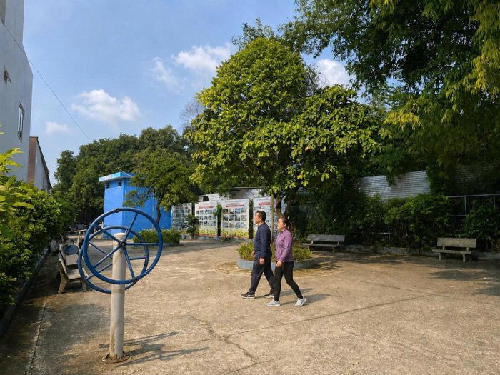 Hai vợ chồng anh Nguyễn Hồng Tâm hàng ngày tập thể dục tại công viên trên đường 8, phường Tăng Nhơn Phú sau được cải tạo từ bãi đất trống.