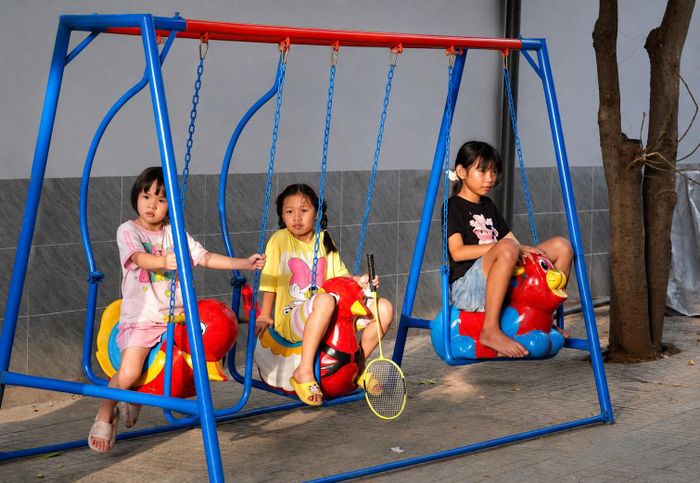 Trẻ em được vui chơi tại công viên mini 182 tại phường Bình Tân.