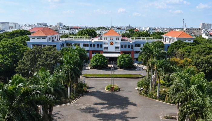 Một số trụ sở UBND của các quận, huyện cũ tại TP Hồ Chí Minh được chuyển đổi công năng thành trường học.