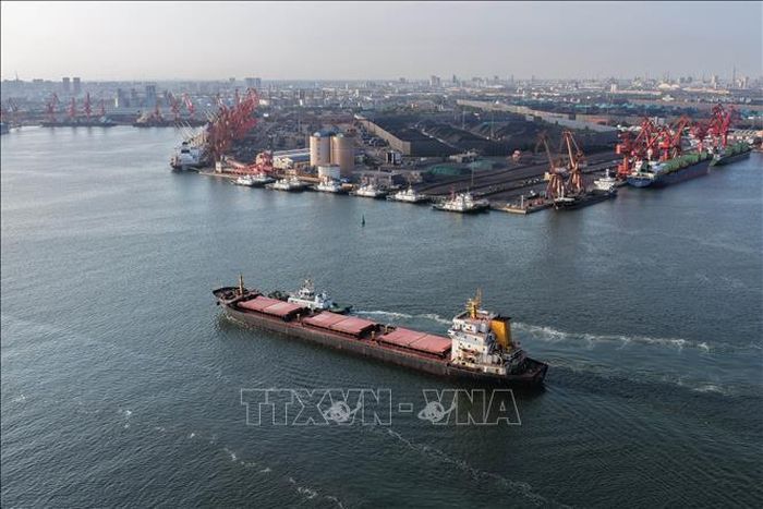Tàu hàng cập cảng tại tỉnh Hà Bắc, Trung Quốc. Ảnh: THX/TTXVN phát