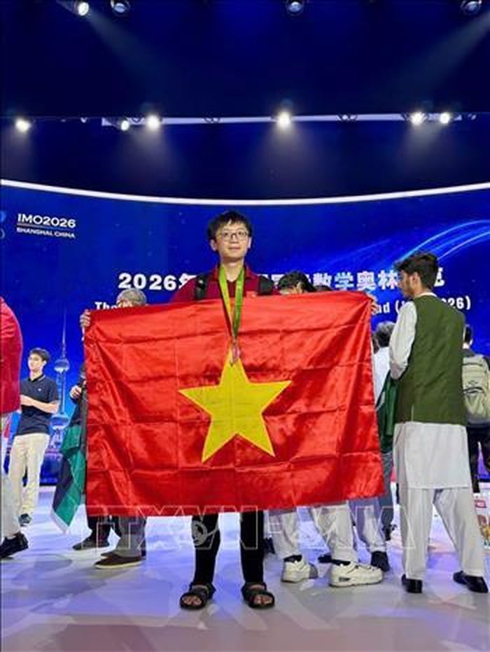 Em Nguyễn Hoàng Phương, lớp 11A1 Trường THPT Chuyên Phan Bội Châu giành Huy chương Bạc IMO 2026 tại Thượng Hải, Trung Quốc. Ảnh: TTXVN phát