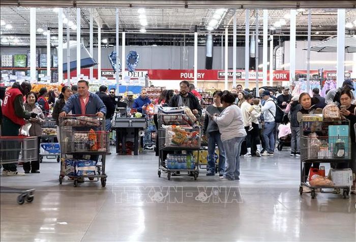 Người tiêu dùng mua sắm tại một trung tâm thương mại ở bang Maryland (Mỹ).