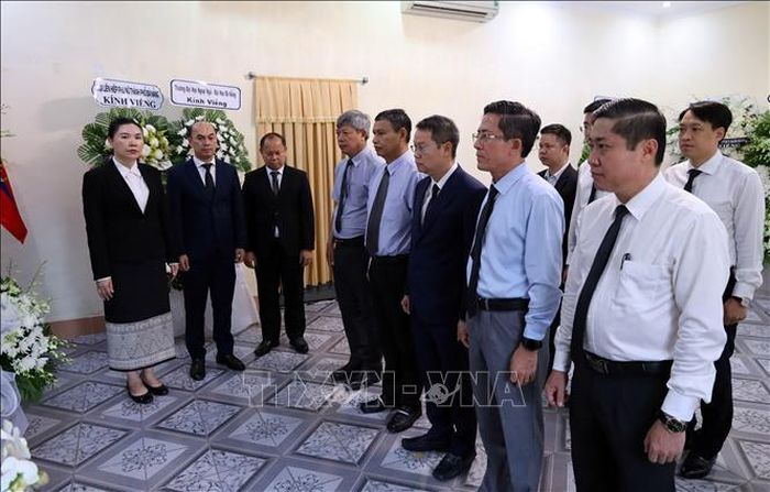 Đoàn lãnh đạo UBND thành phố Đà Nẵng do Chủ tịch UBND thành phố Đà Nẵng Nguyễn Mạnh Hùng làm Trưởng đoàn vào viếng, tưởng niệm đồng chí Xaysomphone Phomvihane cố Chủ tịch Quốc hội nước CHDCND Lào tại Đà Nẵng. Ảnh: Trần Lê Lâm/TTXVN