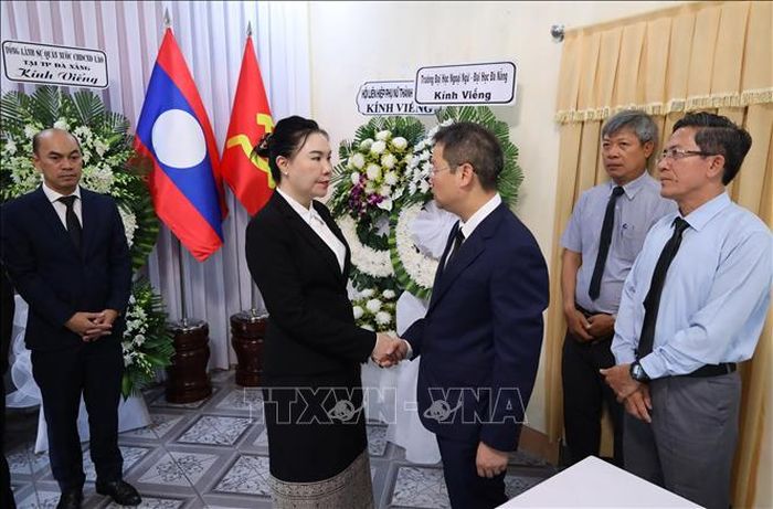 Chủ tịch UBND thành phố Đà Nẵng Nguyễn Mạnh Hùng chia buồn với đại diện Tổng lãnh sự Lào tại Đà Nẵng. Ảnh: Trần Lê Lâm/TTXVN
