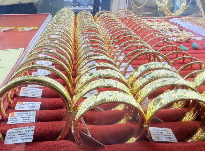 Các mặt hàng vàng nữ trang được khách hàng chọn mua tại các cửa hàng vàng tư nhân. Ảnh: Nguyễn Hoàng/Báo Tin tức và Dân tộc