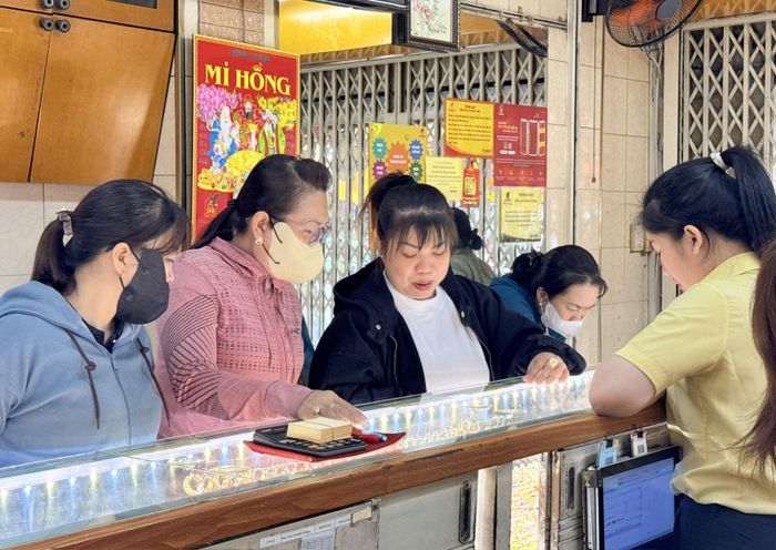 Chị Thuý Hồng (bìa trái) mua vàng để tích trữ và tiết kiệm lâu dài.