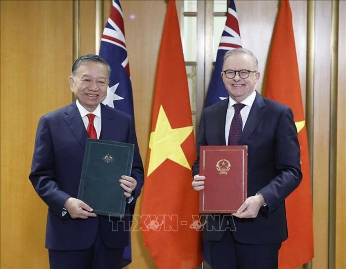 Tổng Bí thư, Chủ tịch nước Tô Lâm và Thủ tướng Australia Anthony Albanese trao Tuyên bố chung. Ảnh: Thống Nhất/TTXVN