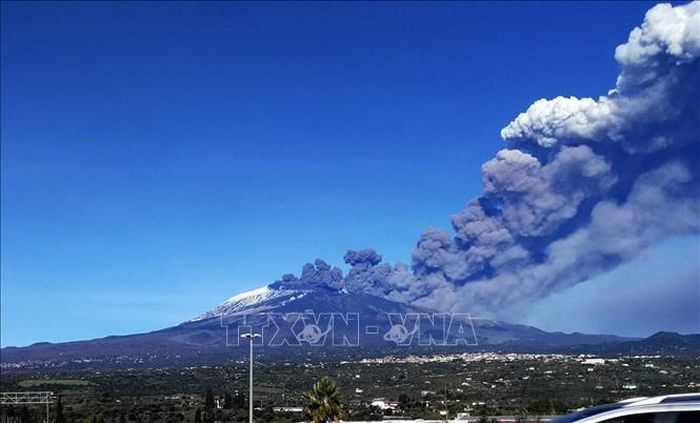 Tro bụi phun lên từ núi lửa Etna ở Sicily, Italy. Ảnh: THX/TTXVN phát
