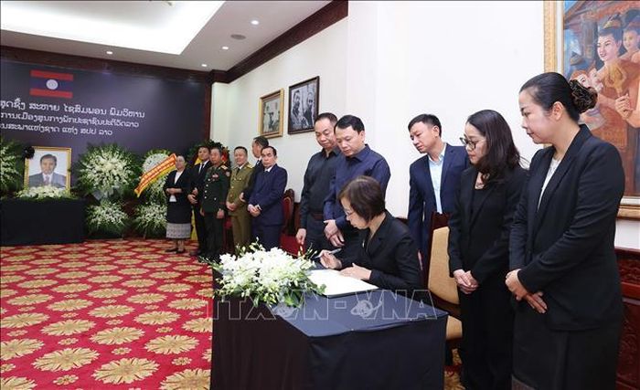 Tổng Giám đốc Thông tấn xã Việt Nam Vũ Việt Trang ghi sổ tang Chủ tịch Quốc hội Lào Xaysomphone Phomvihane. Ảnh: Văn Điệp/TTXVN