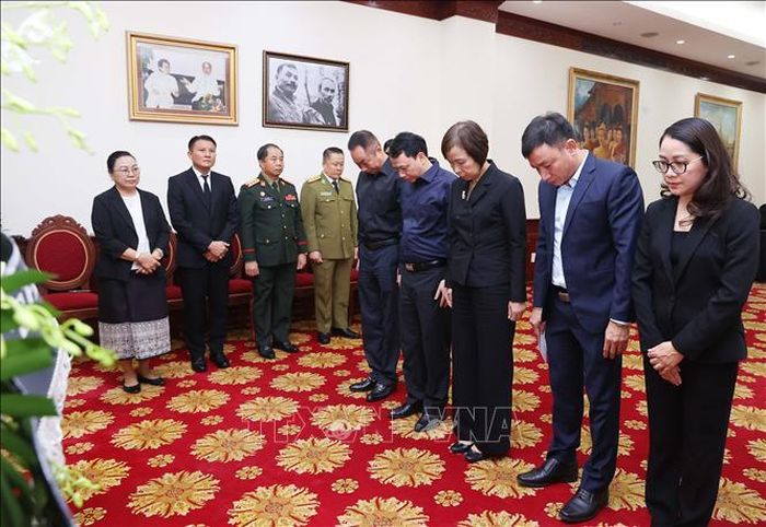 Tổng Giám đốc Thông tấn xã Việt Nam Vũ Việt Trang viếng đồng chí Xaysomphone Phomvihane, Ủy viên Bộ Chính trị, Chủ tịch Quốc hội Lào. Ảnh: Văn Điệp - TTXVN