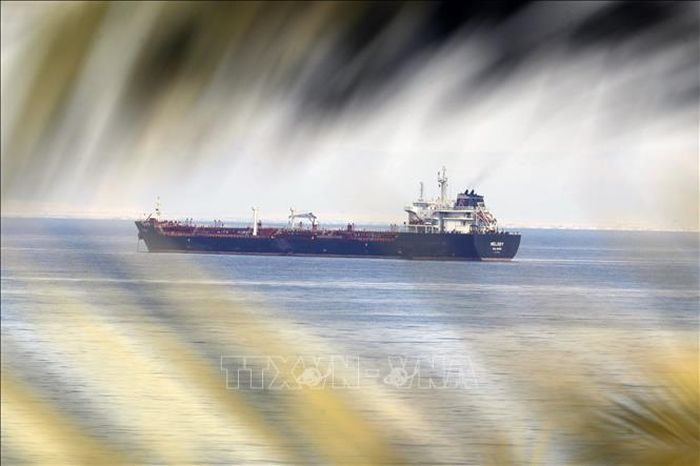 Tàu chở dầu di chuyển trên Biển Đỏ, gần lối vào kênh đào Suez, Ai Cập. Ảnh: THX/TTXVN phát