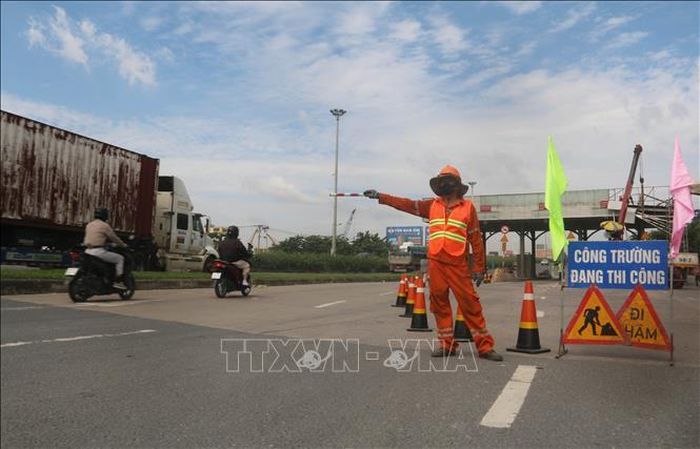 Nhân lực hướng dẫn giao thông trong quá trình tháo dỡ trạm thu phí cầu Đồng Nai.