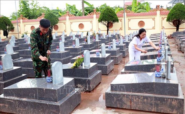 Dâng hương các phần mộ liệt sĩ tại Nghĩa trang liệt sĩ Xuân Ninh xã Xuân Trường (Ninh Bình). Ảnh: Nguyễn Lành/TTXVN