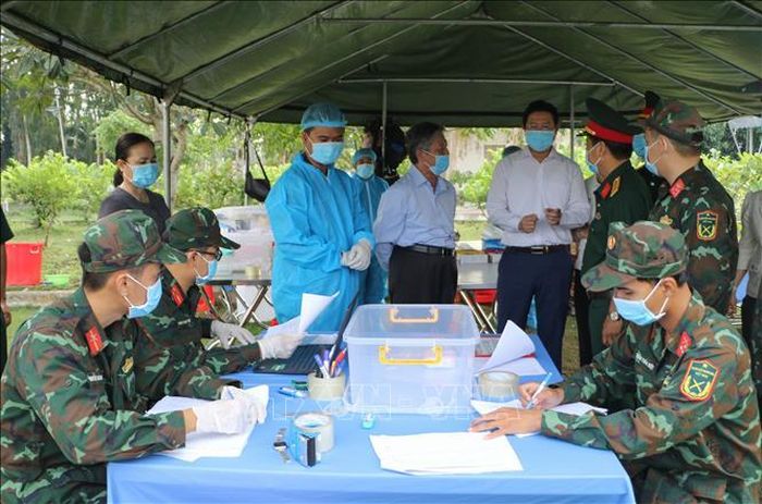 Lãnh đạo tỉnh Đồng Tháp thăm, động viên lực lượng tham gia lấy mẫu hài cốt liệt sĩ. Ảnh: Hồng Thái/TTXVN