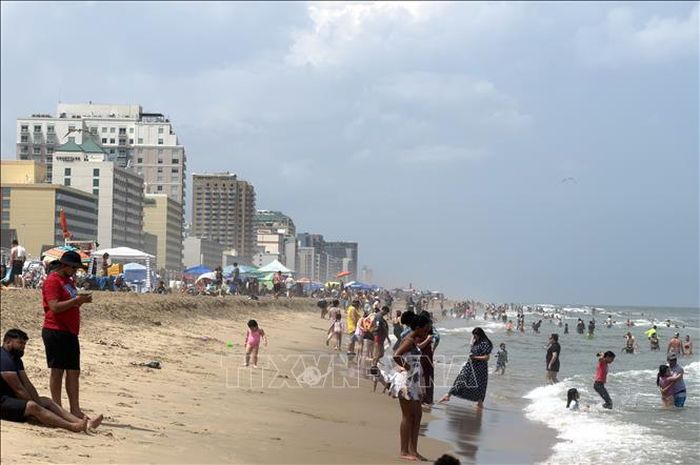 Người dân Mỹ tắm biển tại Virginia Beach, bang Virginia, trong những ngày nắng nóng của mùa Hè. Ảnh: Ngọc Quang/PV TTXVN tại Mỹ