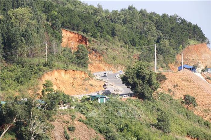 Nhiều công trình xây dựng trái phép vẫn tồn tại ở khu vực đèo Đại Ninh trên tuyến Quốc lộ 28B.
