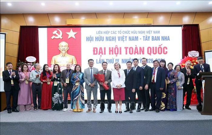 Ban Chấp hành Hội hữu nghị Việt Nam - Tây Ban Nha nhiệm kỳ 2026 - 2031 ra mắt Đại hội. Ảnh: An Đăng/TTXVN
