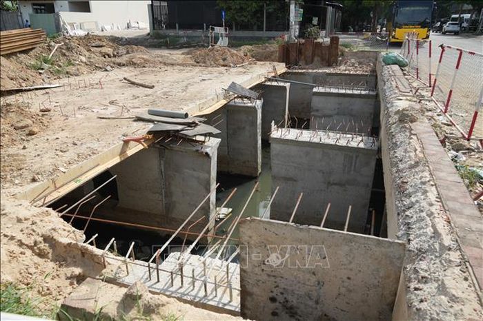 Công trường xây dựng, đan thép và đổ bê tông đậy kín mặt kênh ngầm giúp thu gom nước mưa và giải quyết tình trạng ngập úng.