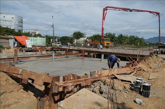 Huy động xe cơ giới, máy bơm cùng lực lượng công nhân đẩy nhanh tiến độ thi công các hạng mục cống thoát nước trọng điểm.