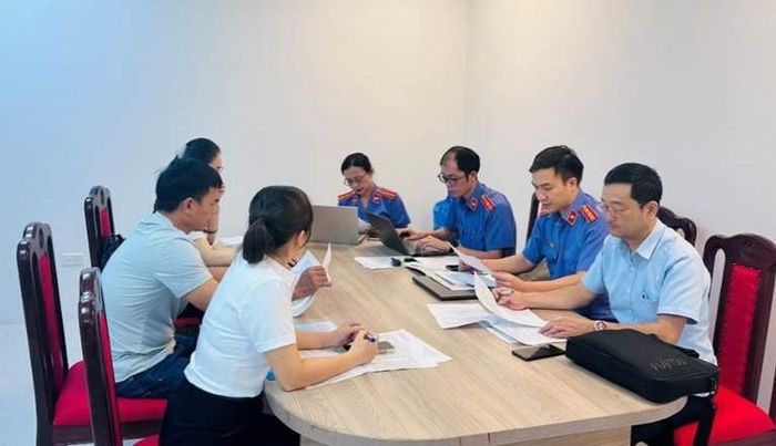 VKSND tỉnh Quảng Ninh phối hợp với cơ quan, tổ chức có liên quan tiến hành làm việc với đơn vị có hành vi vi phạm.