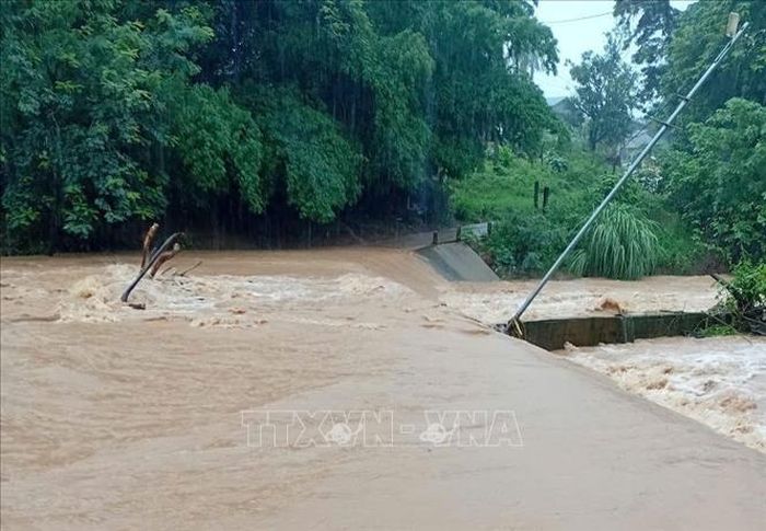 Mưa lớn làm nước tại các sông, suối dâng cao, nhiều cầu tràn, ngầm tràn bị ngập, giao thông tại một số điểm trên địa bàn tỉnh Quảng Trị bị chia cắt. Ảnh: TTXVN phát