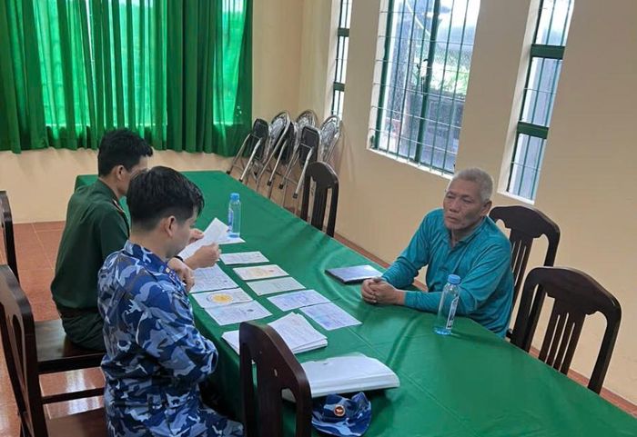 Tổ công tác làm việc với Thuyền trưởng Văn Thành Nhơn. Ảnh: Hồng Vân