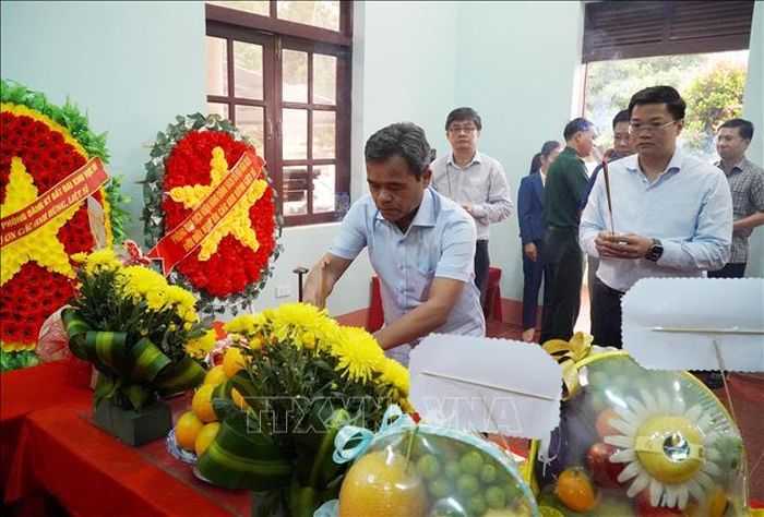 Bí thư Tỉnh ủy Quảng Ngãi Hồ Văn Niên viếng và dâng hương hài cốt liệt sĩ tại khu vực nhà chờ Ban chỉ huy Quân sự xã Đăk Pek. Ảnh: Lê Phước Ngọc/TTXVN