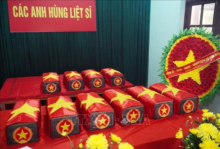 Mười hài cốt liệt sĩ được quy tập tại thôn 16/5, xã Đăk Pek. Ảnh: Lê Phước Ngọc/TTXVN