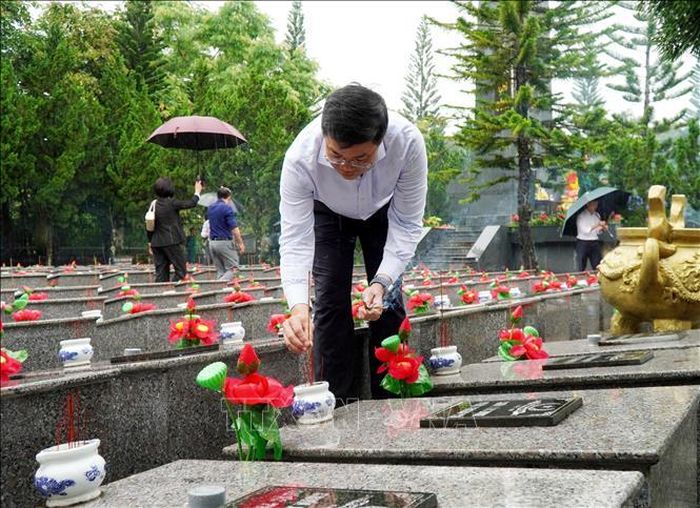Phó bí thư Tỉnh ủy, Chủ tịch UBND tỉnh Quảng Ngãi Nguyễn Đức Tâm viếng hương tại Nghĩa trang Liệt sĩ Đăk Glei. Ảnh: Lê Phước Ngọc/TTXVN