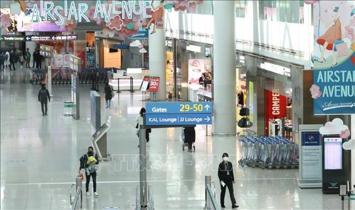 Hành khách tại sân bay quốc tế Incheon, Hàn Quốc. Ảnh tư liệu: THX/TTXVN
