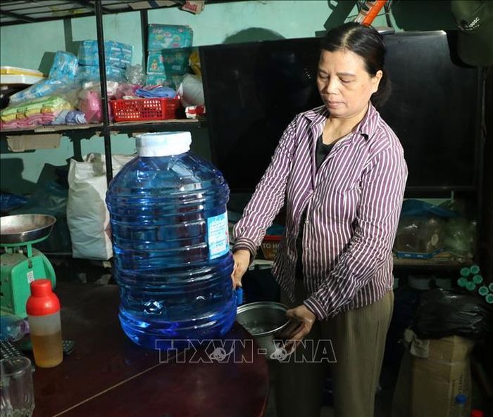 Nhiều hộ dân phải mua nước bình để nấu ăn, uống.