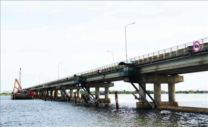 Đập Thảo Long trên sông Hương, thành phố Huế vừa được thi công sửa chữa, vừa vận hành để giữ ngọt, ngăn mặn.