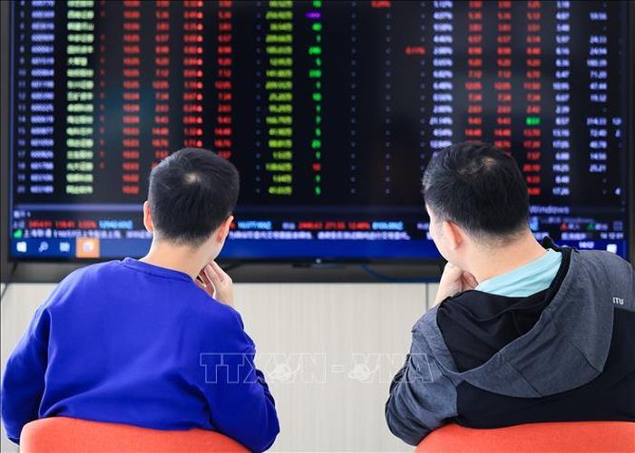 Nhà đầu tư theo dõi bảng chỉ số chứng khoán tại tỉnh Giang Tô, Trung Quốc. Ảnh minh họa: THX/TTXVN