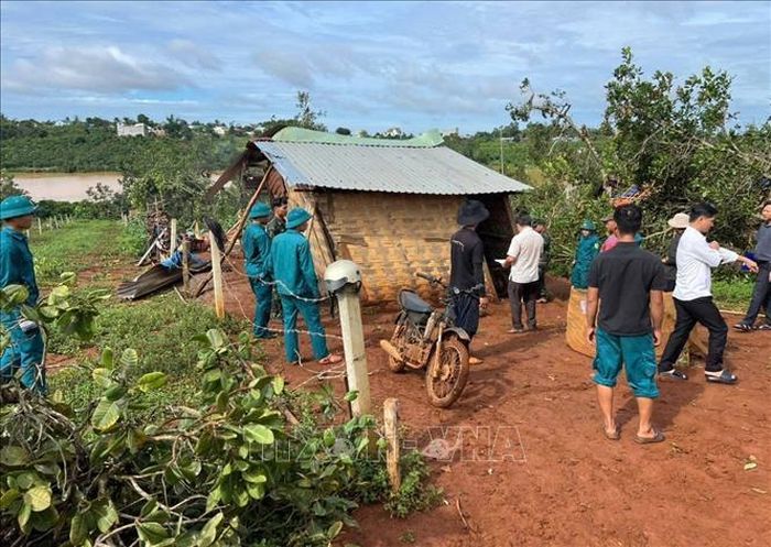 Theo thống kê ban đầu của Phòng Kinh tế xã Đak Nhau, có 5 hộ dân và 1 dãy nhà 3 phòng bị ảnh hưởng. Trong đó, 2 hộ dân và 1 dãy nhà 3 phòng bị tốc mái hoàn toàn.