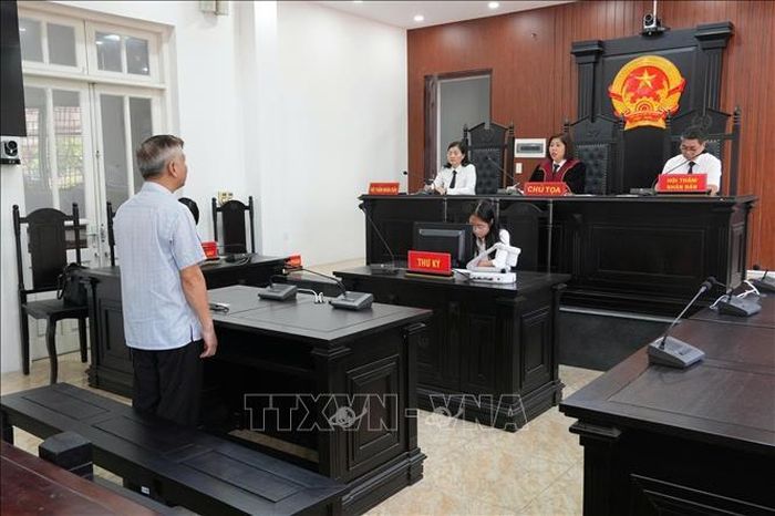 Bị cáo Nguyễn Ngọc Ngân khai báo tại Tòa.