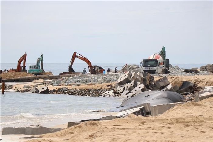 Dự án “Xử lý sạt lở bờ biển đoạn qua phường Thuận An” đang triển khai được kỳ vọng góp phần bảo vệ an toàn cho các công trình giao thông bên trong và hạ tầng kỹ thuật bãi tắm Thuận An - Phú Thuận.