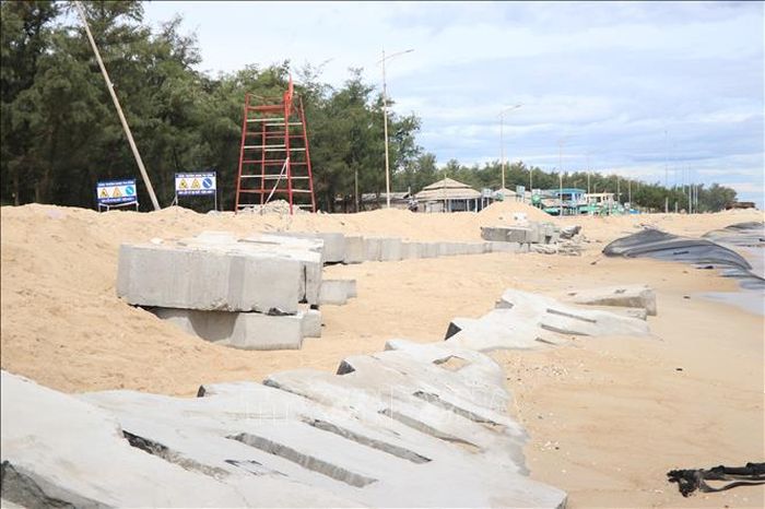 Xử lý tạm thời phần sạt lở dọc tuyến đường ven biển Thuận An - Phú Thuận.