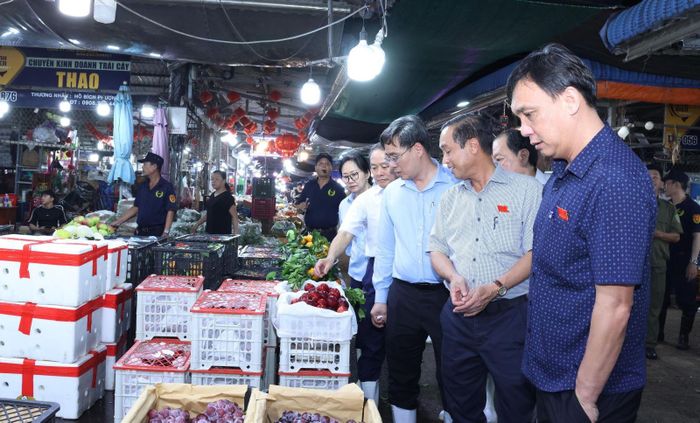 Kiểm tra ATTP tại chợ đầu mối. Ảnh: TTXVN