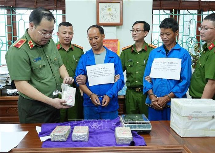 Thiếu tướng Bùi Quyết Toán, Giám đốc Công an tỉnh Lai Châu kiểm tra tang vật 8 bánh heroin.