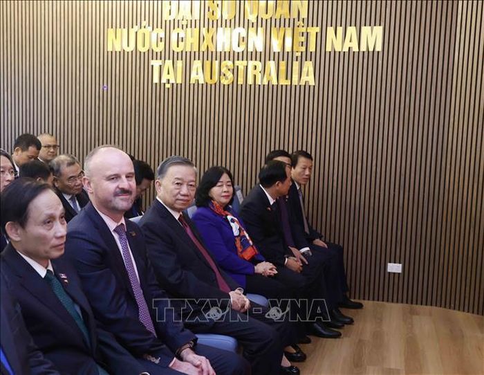 Tổng Bí thư, Chủ tịch nước Tô Lâm và các đại biểu thực hiện nghi thức khánh thành trụ sở mới Đại sứ quán Việt Nam tại Australia. Ảnh: Thống Nhất/TTXVN