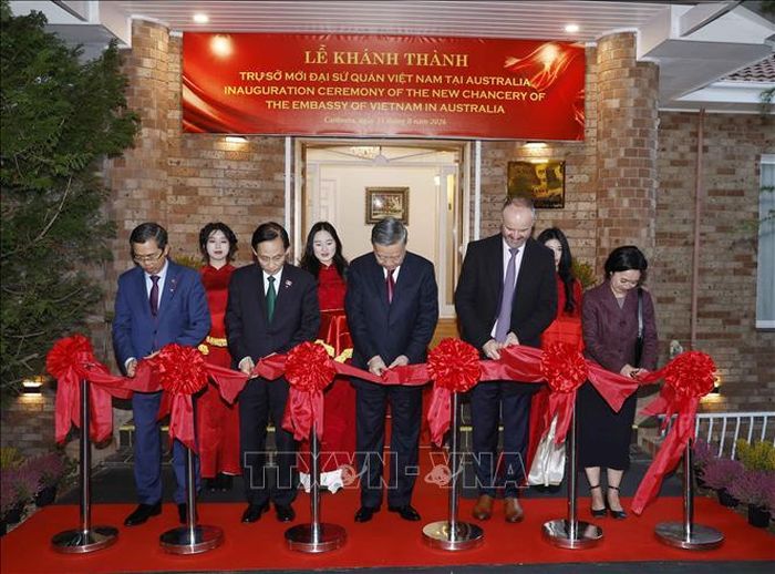 Tổng Bí thư, Chủ tịch nước Tô Lâm và các đại biểu thực hiện nghi thức khánh thành trụ sở mới Đại sứ quán Việt Nam tại Australia. Ảnh: Thống Nhất/TTXVN